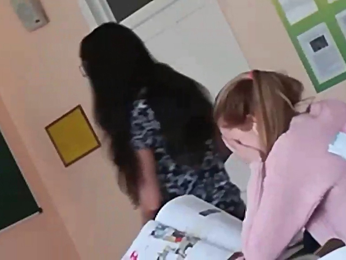 Развратная студентка трахается с преподавателем прямо на парте