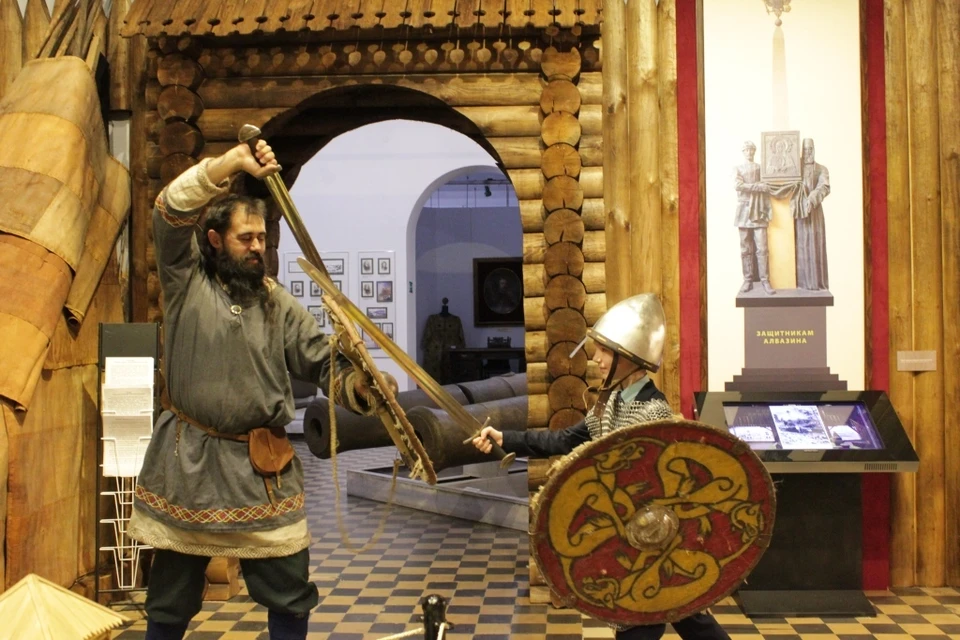 Экскурсии точно понравятся школьникам - ведь здесь обещают мастер-классы по средневековому бою на холодном оружии! Фото: museumamur.org