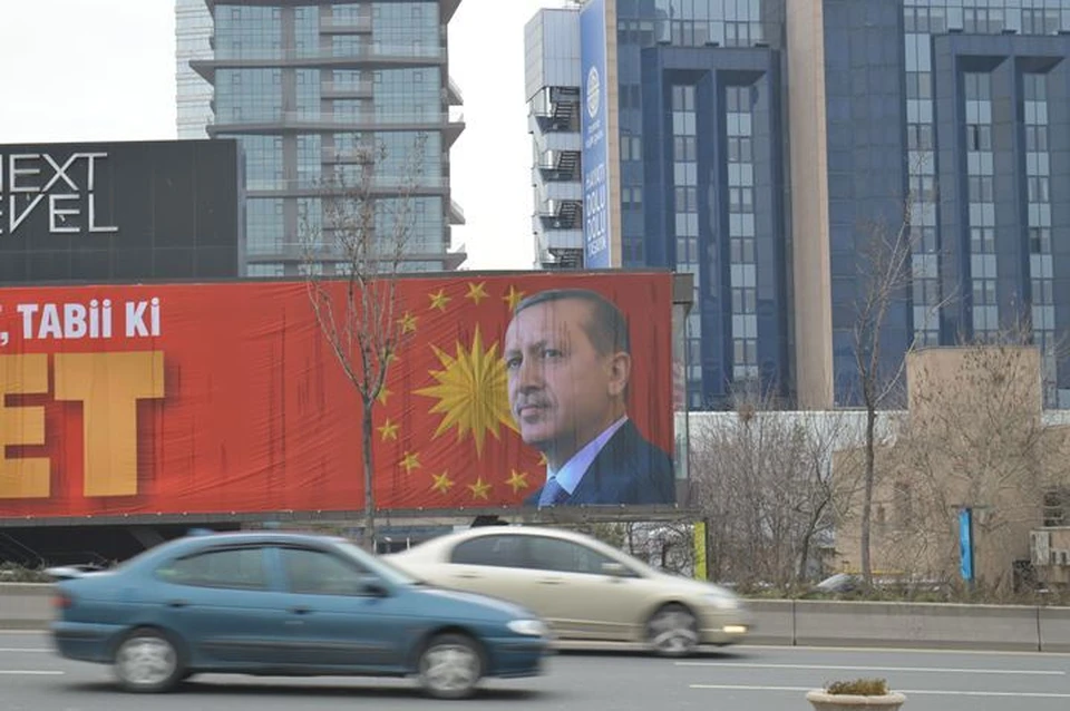 Плакат с изображением президента Турции Реджепа Тайипа Эрдогана на улицах Анкары