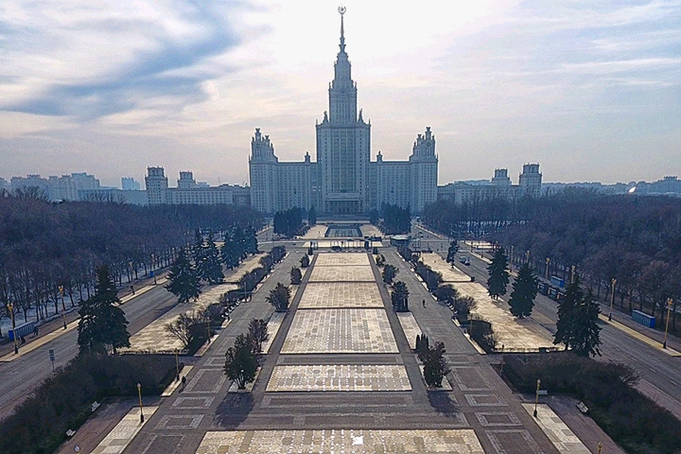 Здание МГУ на Воробьевых горах в Москве.