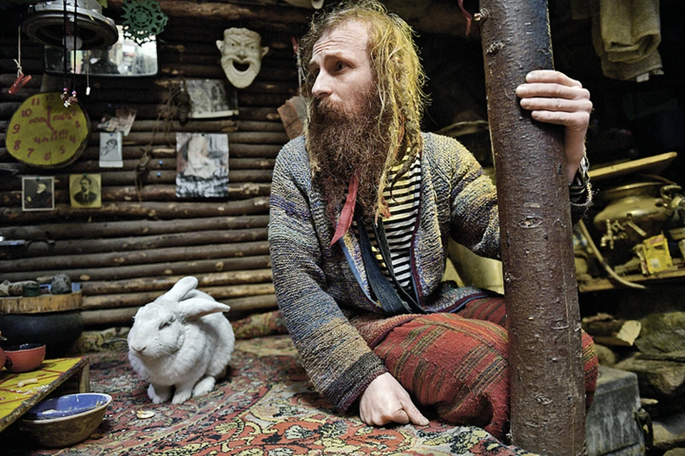 Вместе с Алексеевым в землянке ютится кролик Петруха. Ему-то жить в норе привычно.