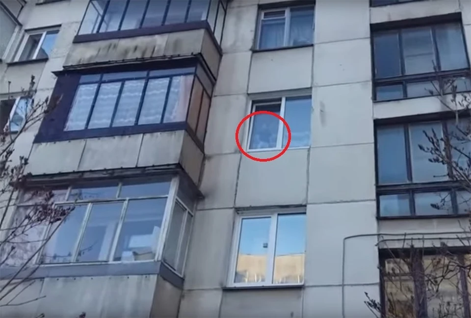 Двухлетний мальчик мог случайно открыть окно. Фото: кадр из видео Виталия Реутова.
