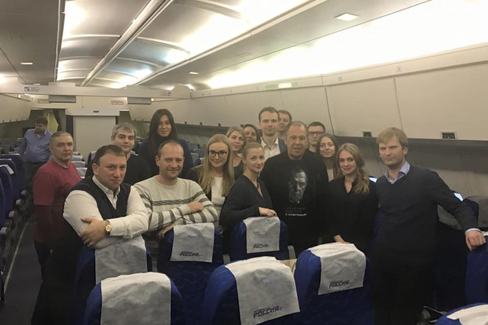 Сергей Лавров начал отмечать день рождения в самолете из Японии Фото: Facebook Марии Захаровой
