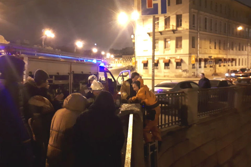 За слаженными действиями спасателей горожане наблюдали с набережной. Фото: Роман Кантария