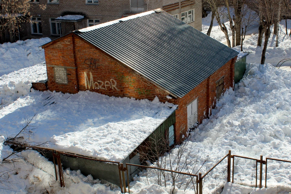 Снег с крыши-горки после ЧП поторопились убрать.