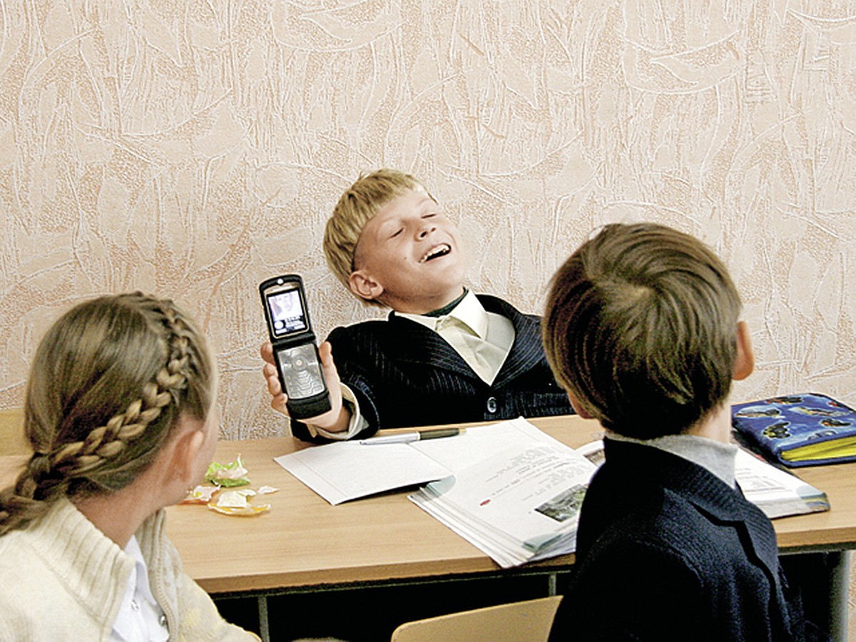 Забрали телефон у ребенка в школе. Школьники на уроке. Дети с мобильниками в школе. Учитель и ученик. Дети на уроке.