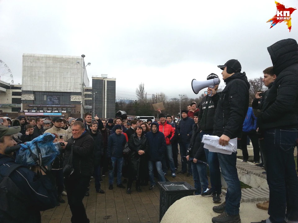 Спустя почти час препирательств митинг все-таки разрешили проводить.