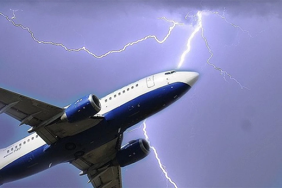 Самолеты шли на посадку, когда в них попала молния. ФОТО: Архив "КП"