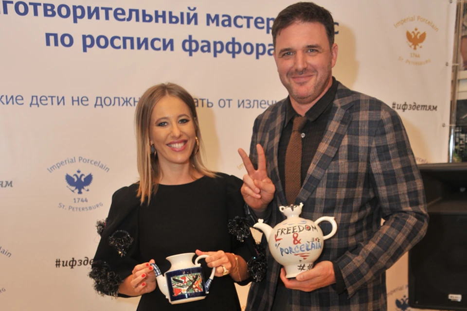 Ксения Собчак и Максим Виторган раскрасили фарфоровые чайники на мастер-классе в сентябре прошлого года, еще до рождения сына.