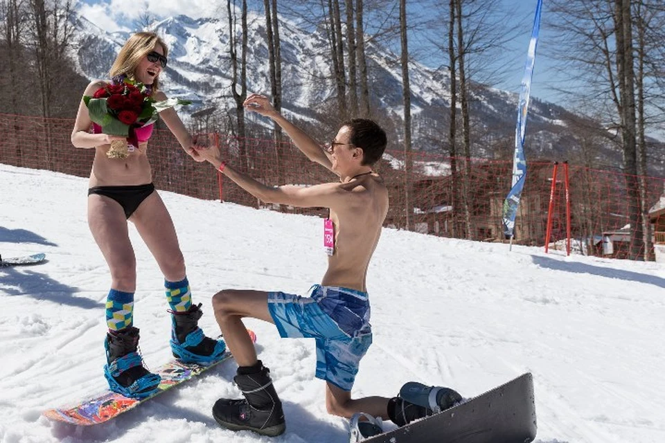 Любимой сноубордист вручил букет цветов и подарил кольцо.Фото: Федор СВЕТЛОВ
