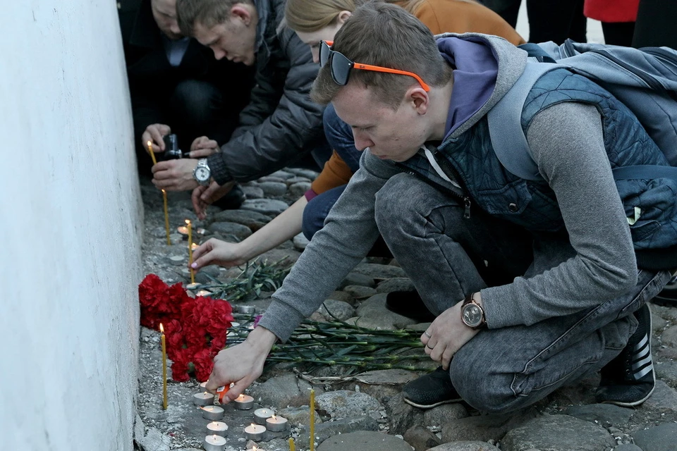 Число жертв взрыва в метро Петербурга продолжает расти.