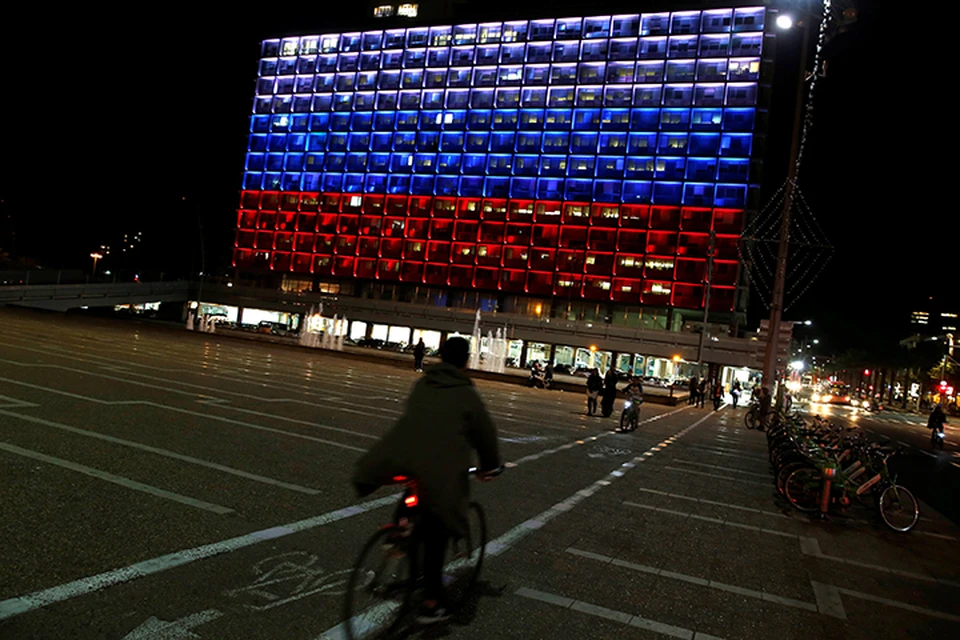 И только Тель-Авив подсветил здание мэрии цветами российского флага