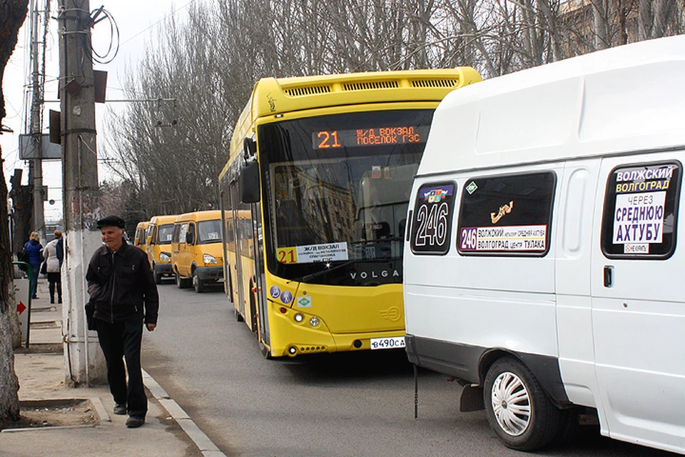 25 автобус волгоград. Волгоградский маршрутчик. Водители автобуса 95 Волгоград. Маршрутка Комсомольская. Г Волжский Волгоградская автобус 15.