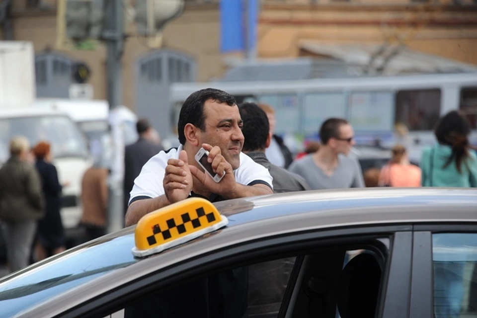 Таджики таксисты в москве. Мигранты в такси. Таксист. Таксист мигрант. Водитель такси.