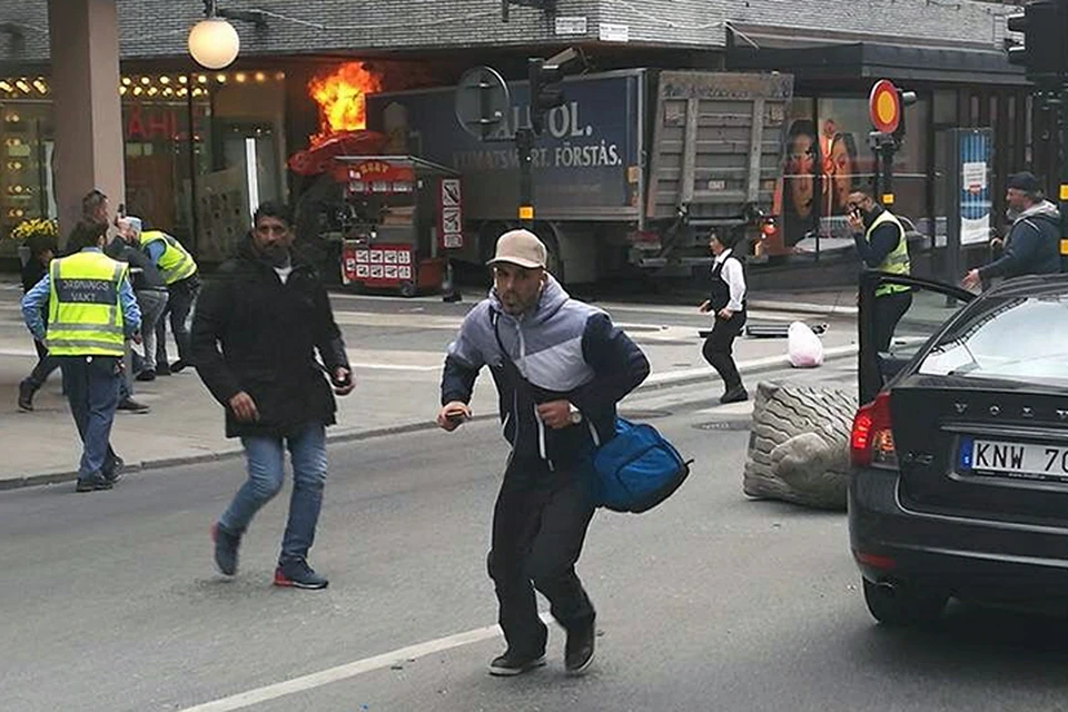 В пятницу террористы снова применили свой излюбленный инструмент в Европе - давящий толпу пешеходов грузовик