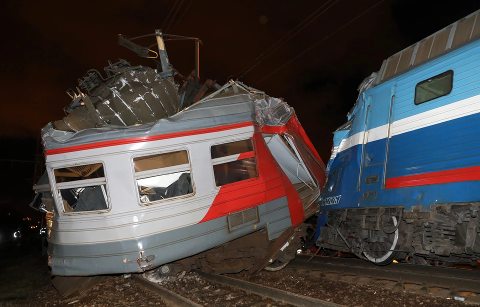 Пассажирский поезд и электричка столкнулись на западе Москвы. Фото: Михаил Почуев/ТАСС