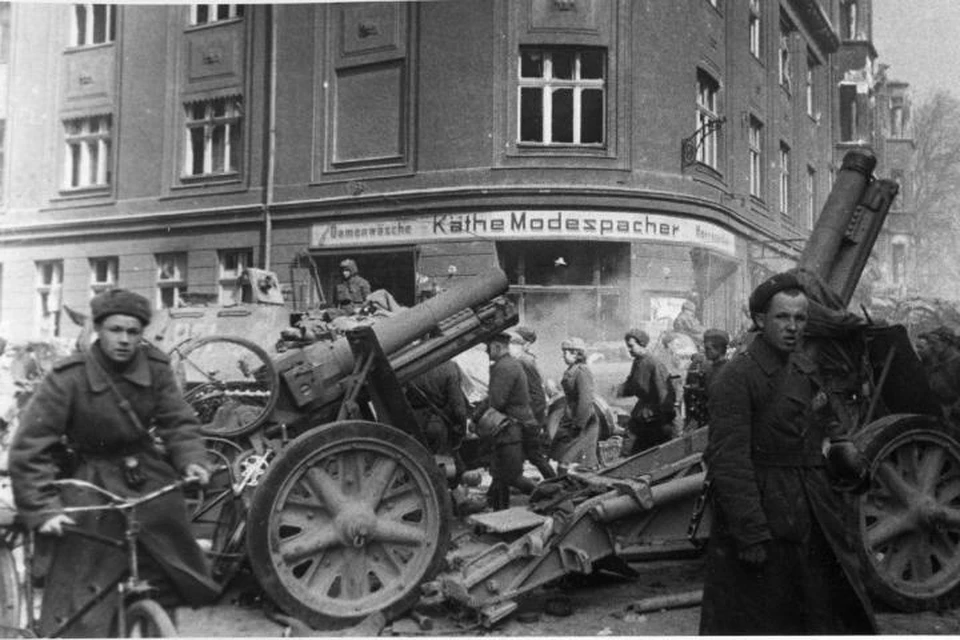 Бойцы Красной армии на улицах Кёнигсберга. Апрель 1945 года.