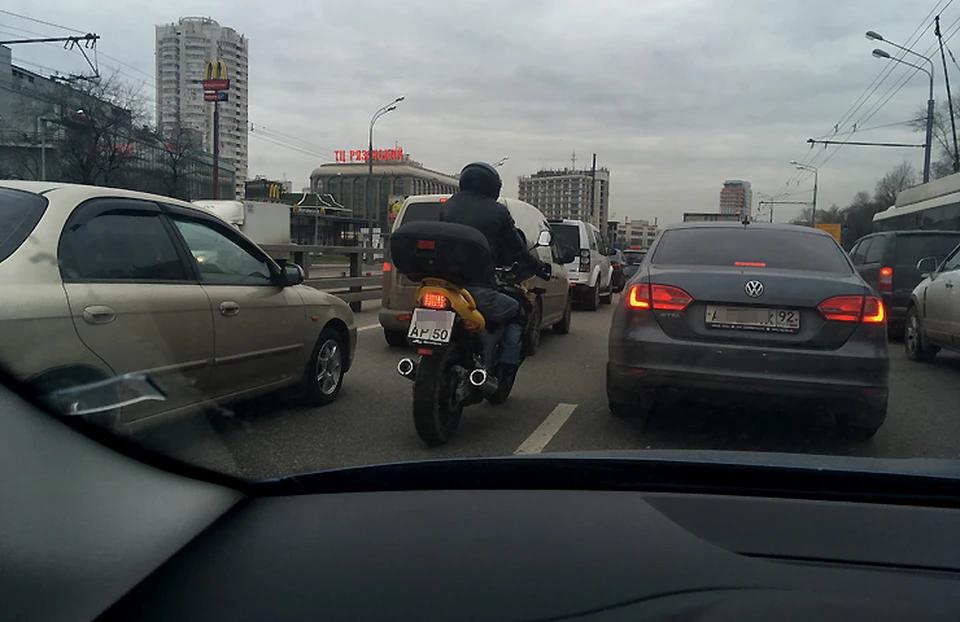 Типичная московская схема: мотоциклисты едут между левым и предпоследним рядами автомобилей.