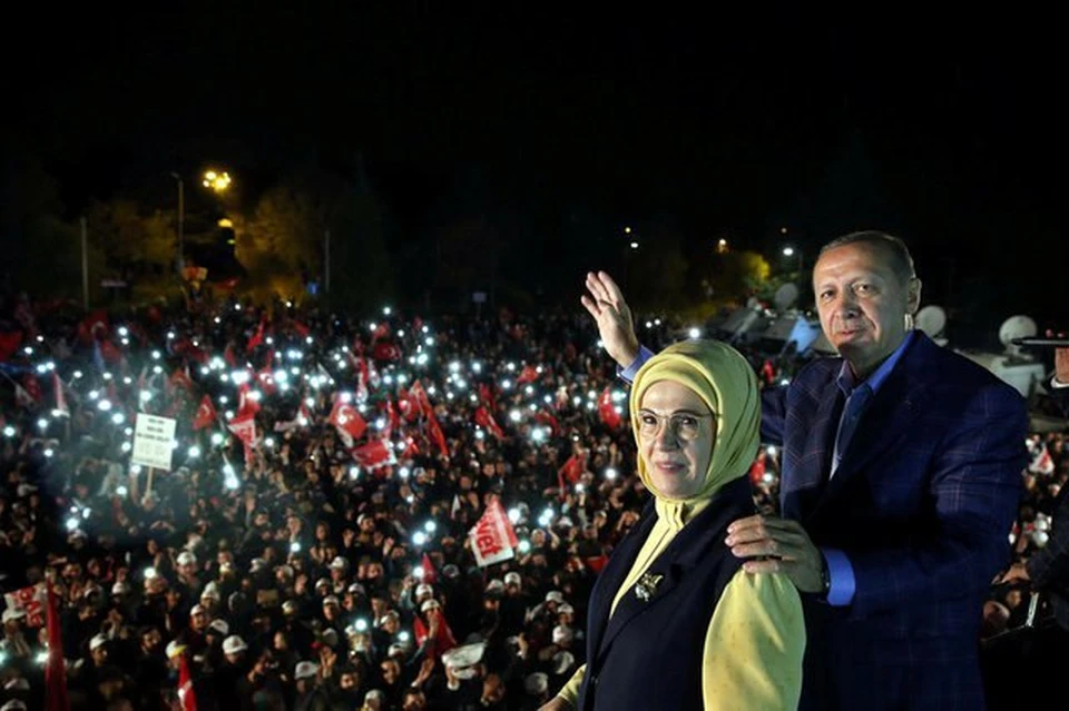 Эрдоган с женой Эмине выступает перед сторонниками, собравшимися у дворца в Стамбуле.