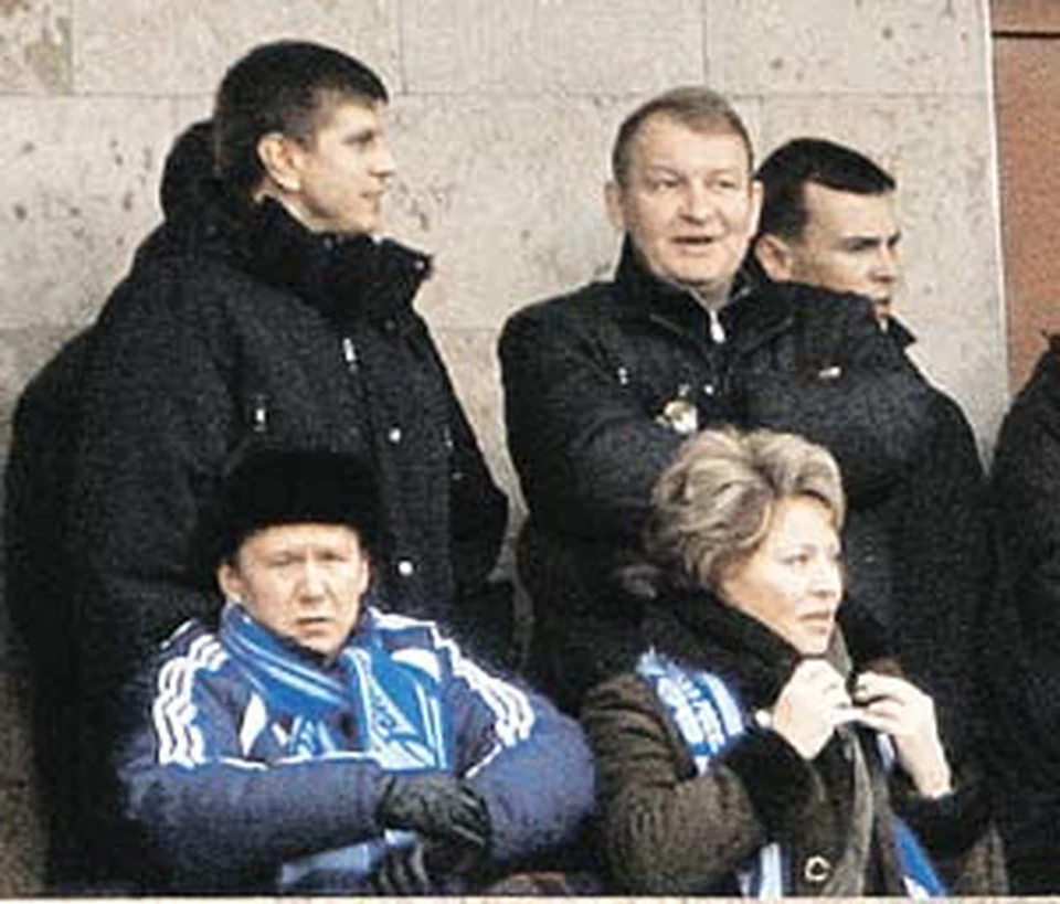 VIP-болельщики «Зенита», глава Газпрома Алексей Миллер (внизу слева) и питерский мэр Валентина Матвиенко ждут не дождутся золотых медалей.