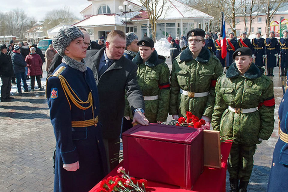 Торжественная встреча урны с останками экипажа Пе-2 в Ивангороде. Фото: с сайта baltnews.lv