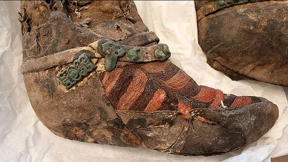 Знаменитую мумию в сапогах «Adidas» и другие найденные с ней вещи выставили для осмотра в Национальном музее Монголии