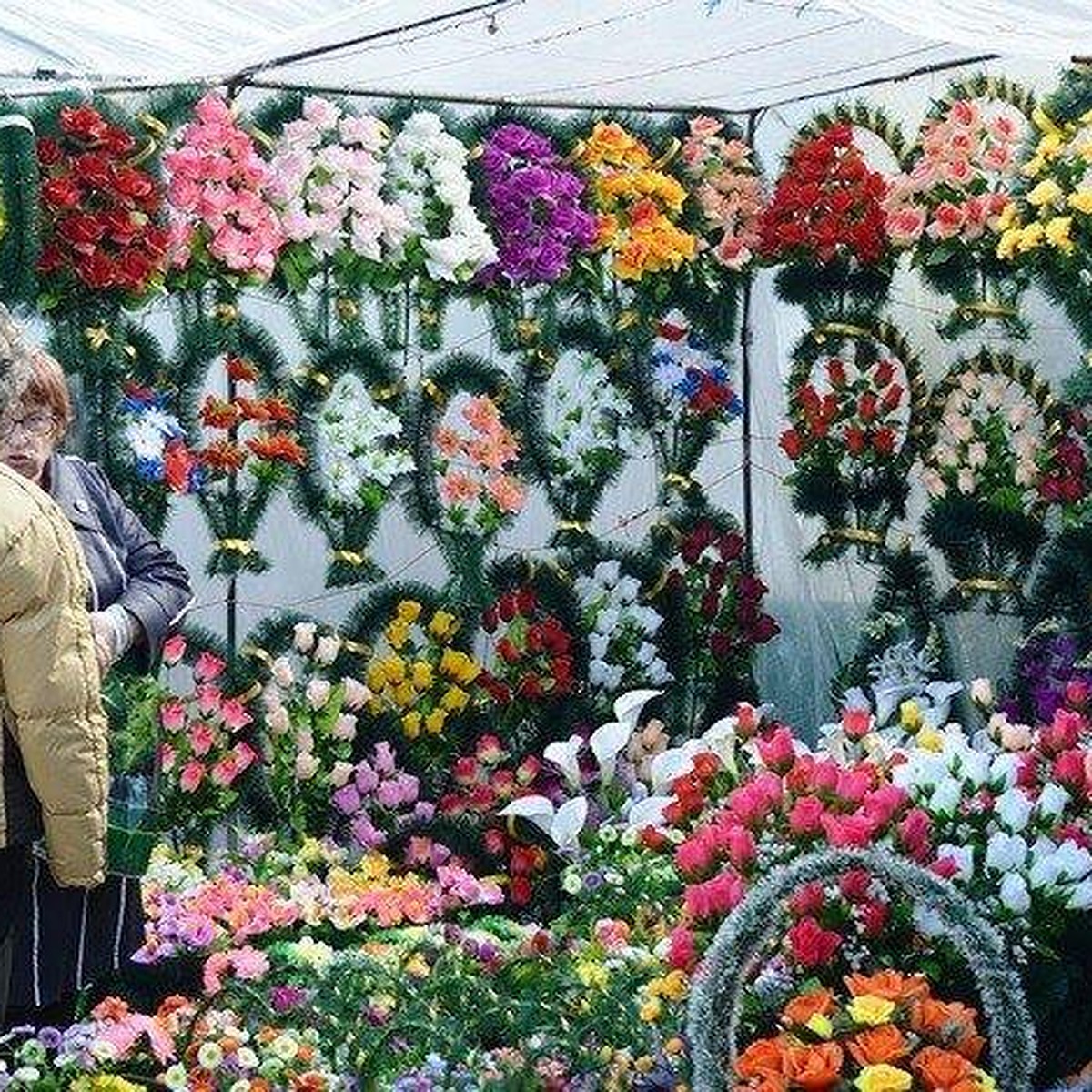 Два кладбища в Донецке закрыты для посещения в поминальные дни - KP.RU