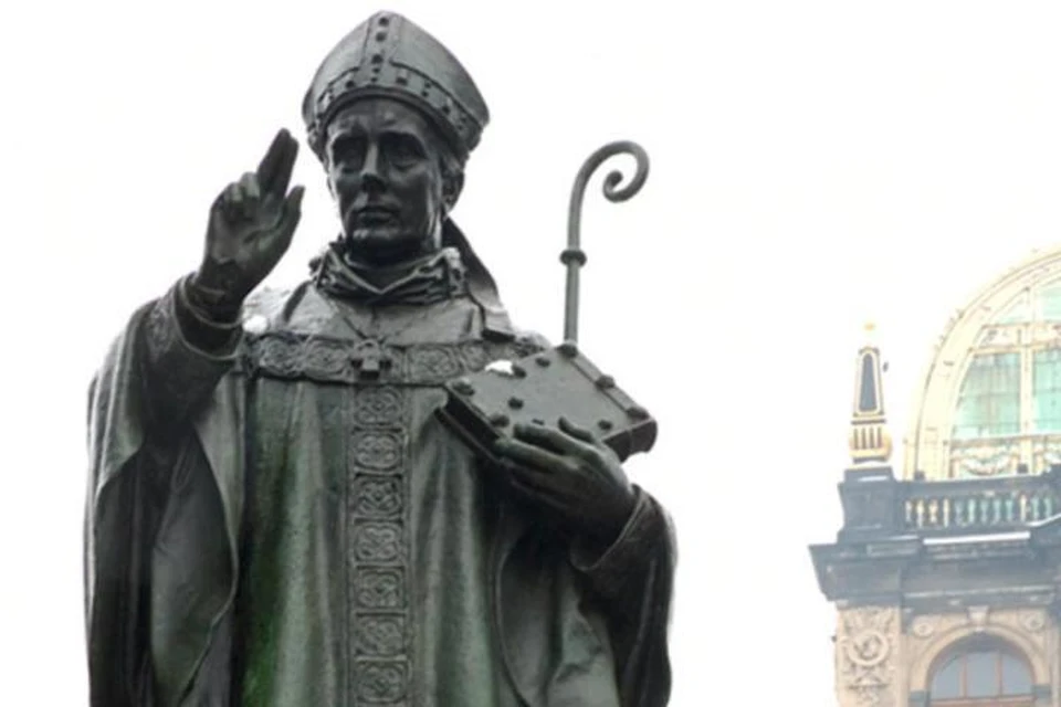 Памятник святому Адальберту в Пражском граде.