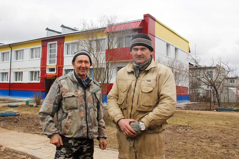 Эдуард Кузькин (справа) уверен, что после ремонта дома его квартира выросла в цене. Фото: Михаил КОСОВ