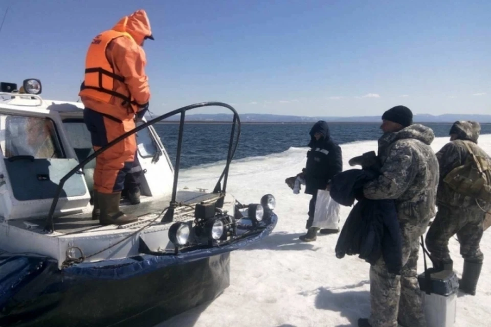 34 рыбака сняли с дрейфующей льдины на Байкале