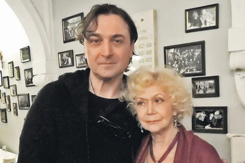 Александр Лазарев с мамой - актрисой Светланой Немоляевой.