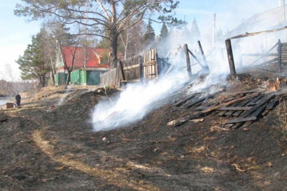 Более 450 жителей поселка Бубновка Иркутской области эвакуировали из-за сильного пожара. Фото: ГУ МЧС России по Иркутской области.