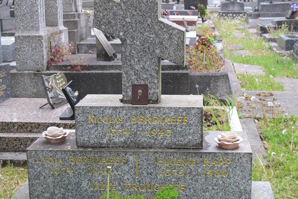 На могиле философа Николая Бердяева появилась надпись с требованием обратиться к смотрителю. Фото: Алексей Макушинский