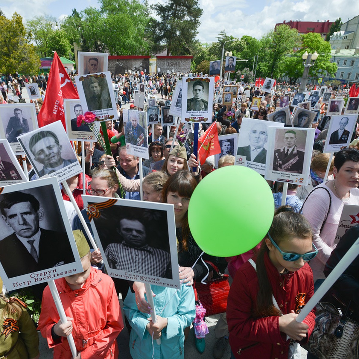 Бессмертный полк-2017 в Магнитогорске: от драмтеатра до монумента «Тыл —  фронту» - KP.RU