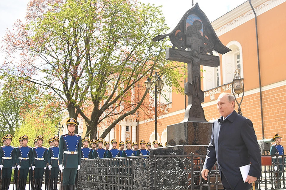 Путин открыл в Кремле крест на месте гибели великого князя Сергея Александровича.