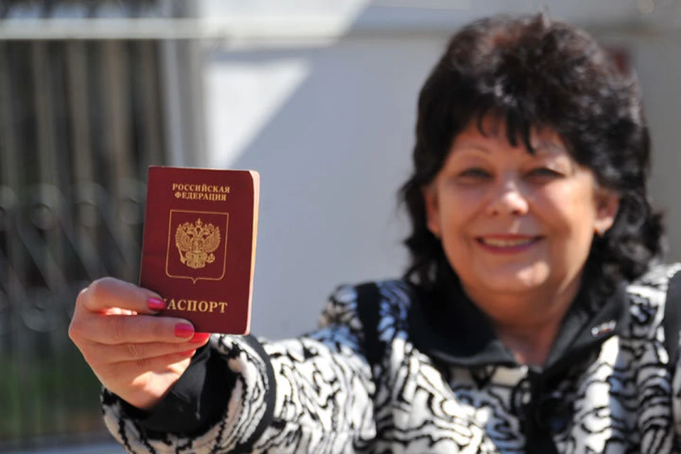 С момента получения гражданства вы становитесь только гражданином России!