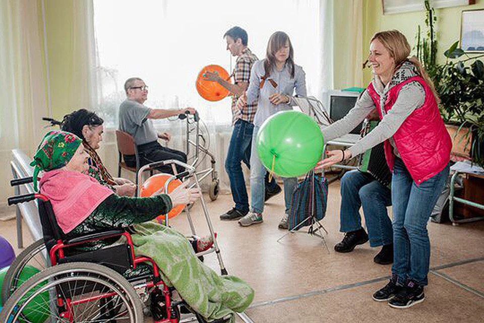 Много лет подряд волонтеры фонда «Старость в радость» приезжают в дома престарелых, чтобы поздравить стариков переживших войну.