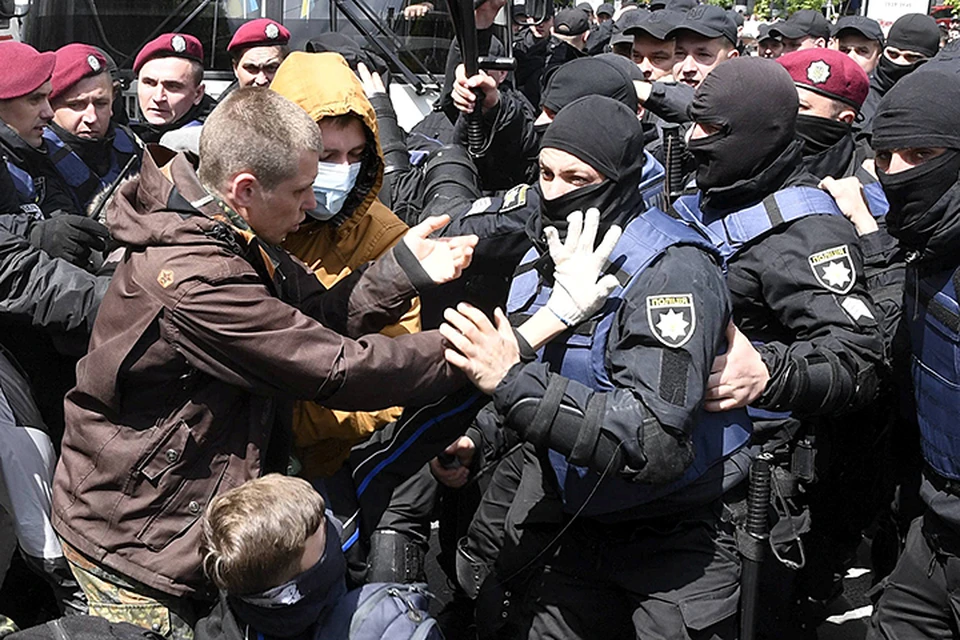 Украинские радикалы подобны бойцовским псам революции и бросаются на жертву только по команде