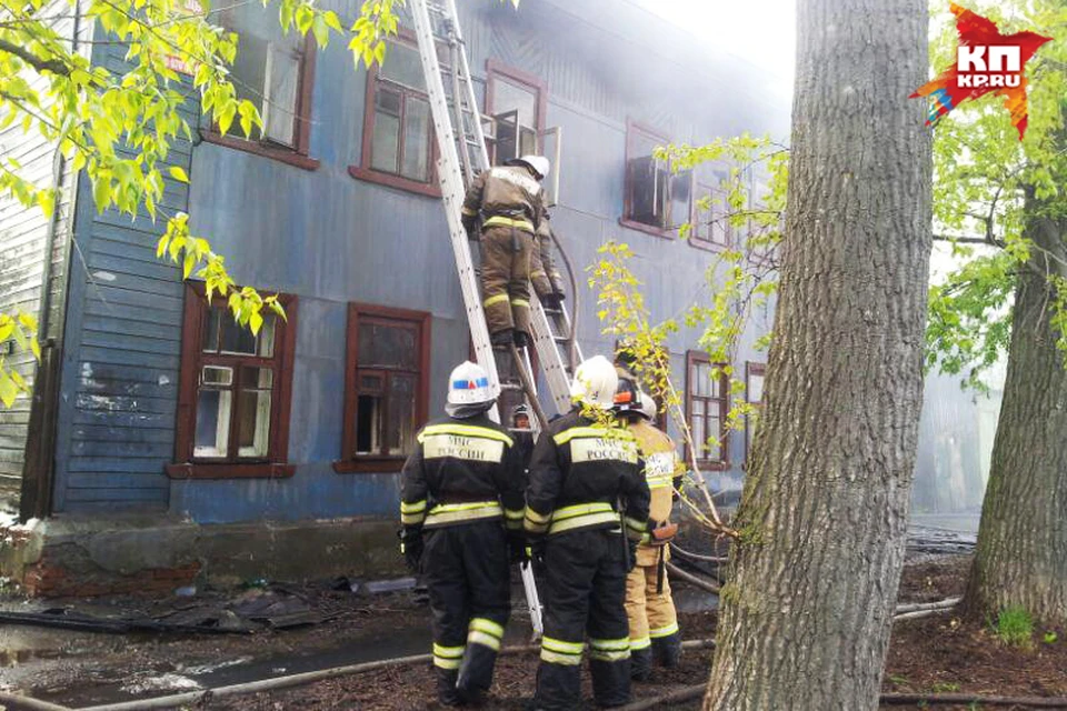 Дом на улице Сеченова загорелся около 18 часов.