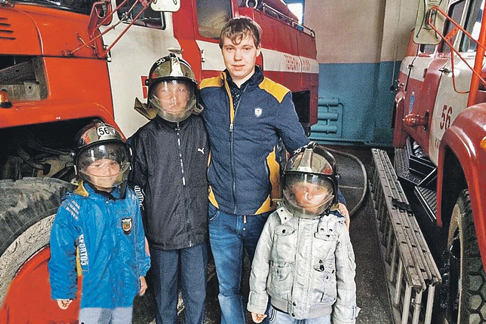Алексей Зуев со спасенными ребятишками на экскурсии в пожарной части. Фото: Пресс-служба МЧС России