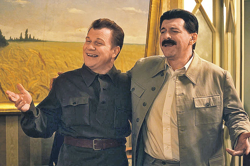 Знаменитые усы и френч в сериале «Власик. Тень Сталина» примерил Леван Мсхиладзе (справа). Фото: Кадр из фильма