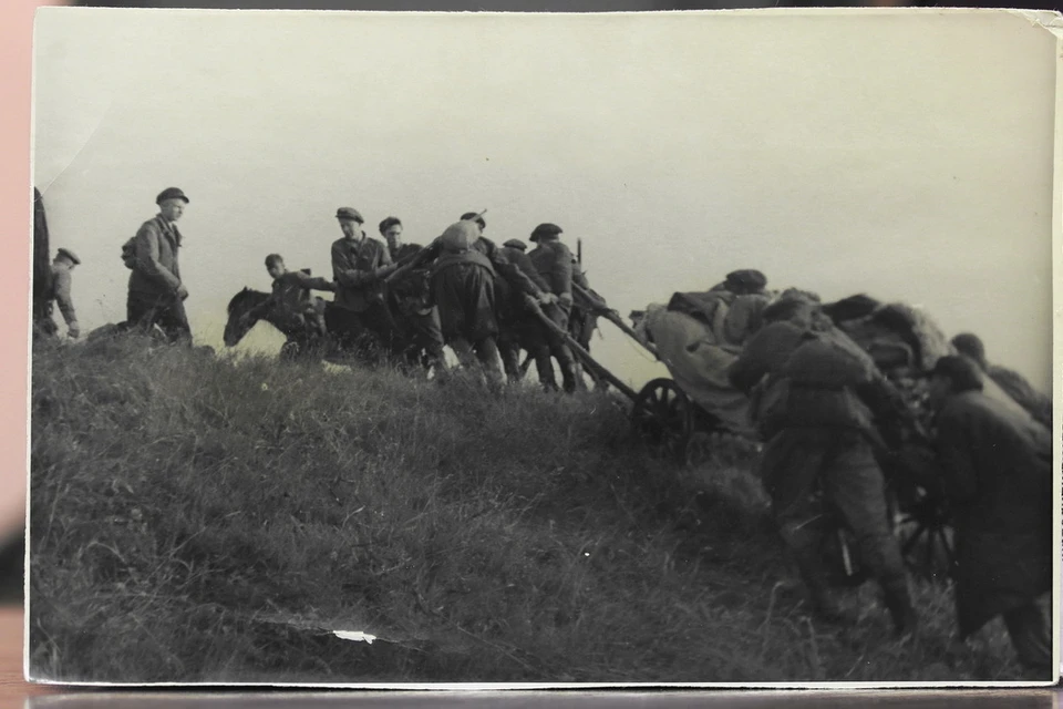 Фотохроника ТАСС. М. Трахман. Июль-август 1942 года. Государственный архив Псковской области. Переправа партизанского отряда через реку Сороть в 7 км от г. Пушкинские Горы. Партизаны вытаскивают на себе на крутой берег телеги с тяжелоранеными.