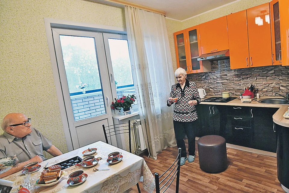 Семья Бурьяновых переехала в новенький дом два года назад. Их хрущевка попала в программу сноса, начавшуюся еще в 1999-м.
