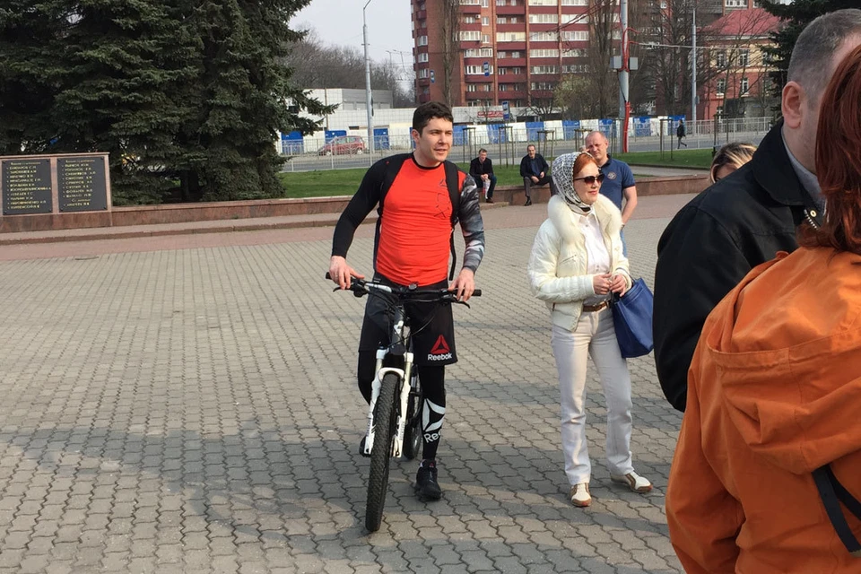 Антон Алиханов любит ездить по Калининграду на велосипеде. На фото - врио губернатора приехал на митинг местных пенсионеров.