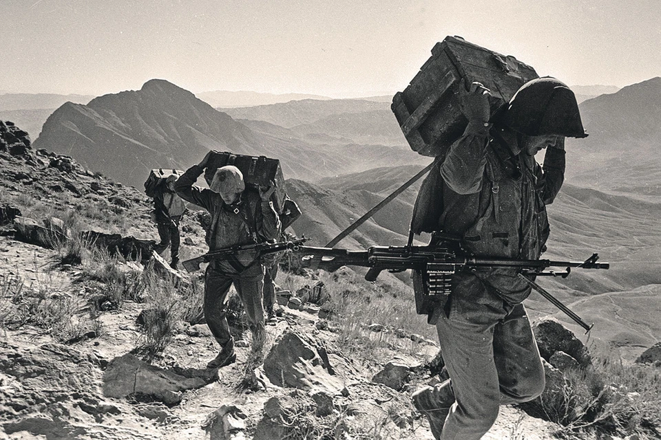 Чтобы найти оружие душманов, нашим бойцам приходилось недели напролет проводить в горах. Фото: Виктор ХАБАРОВ