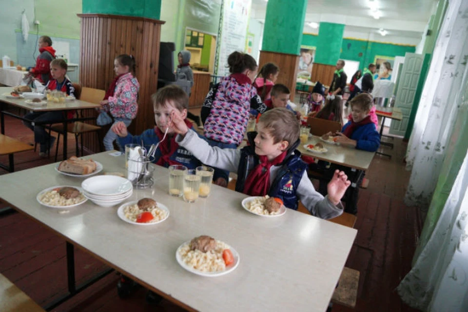 В пришкольном лагере три недели отдыха с двухразовым питанием обойдутся семье в 1960 рублей.