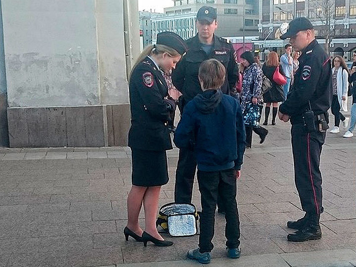 Как по закону должны были себя вести полицейские с мальчиком на Арбате -  KP.RU