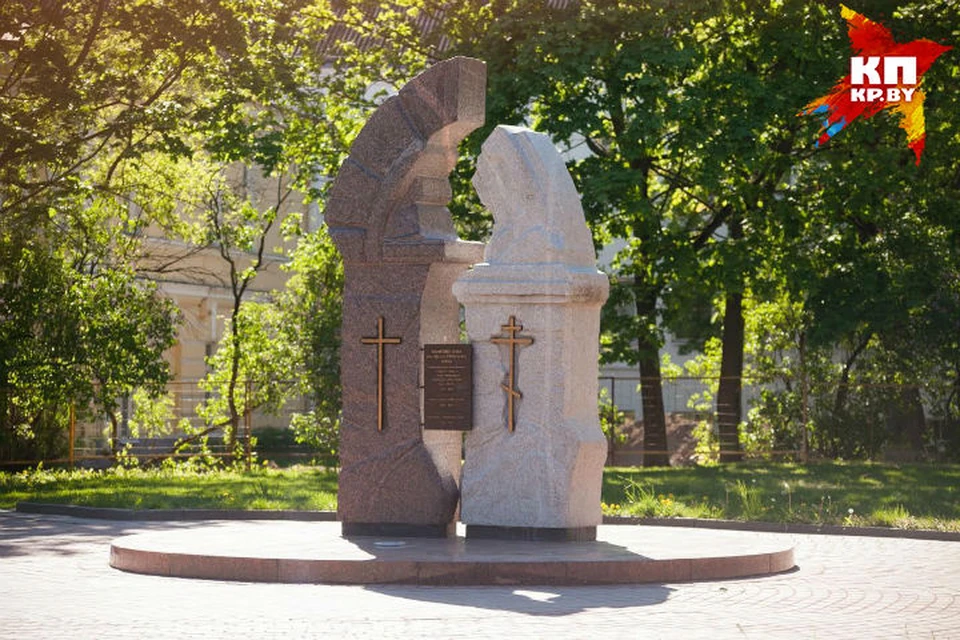 Знаменитый храм заменил памятный знак.