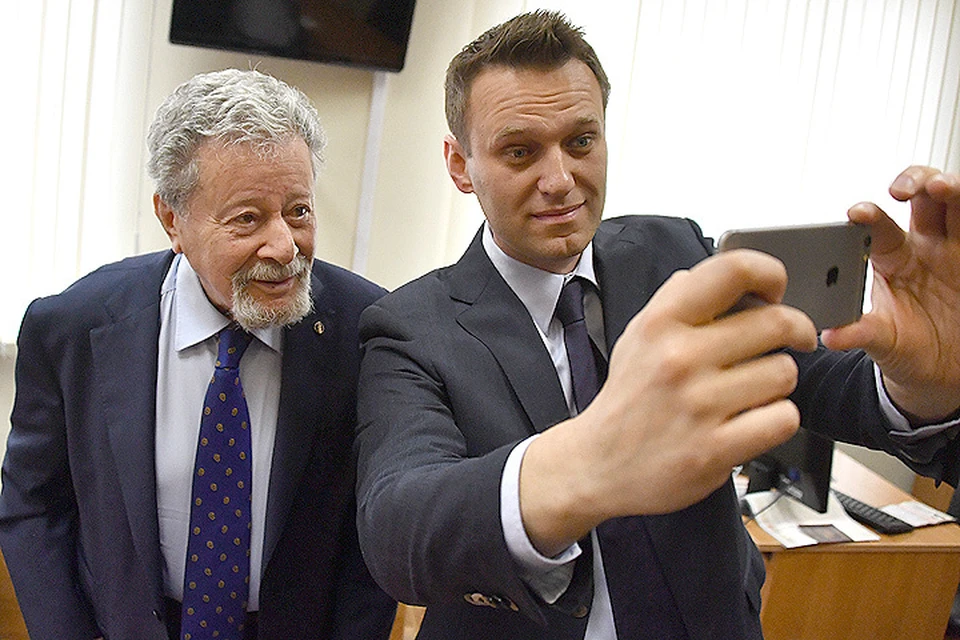 Политик Алексей Навальный и адвокат Генрих Падва перед началом судебного заседания.