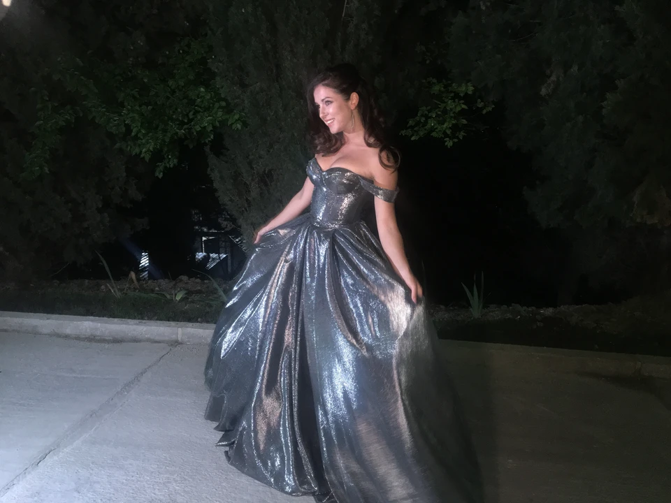 Артистка вышла к журналистам в красивом "прицессном" платье